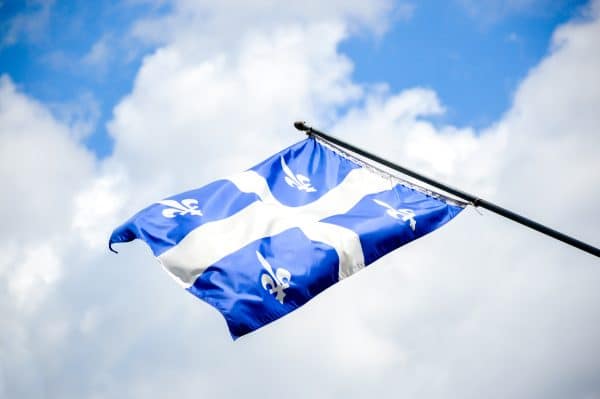 Drapeau du Québec en nylon ou polyester fabriqué au Québec – L’Étendard